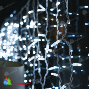 Гирлянда Бахрома 3х0.7 м., 200 LED, холодный белый, с мерцанием, белый резиновый провод (Каучук), с защитным колпачком. 10-3695.